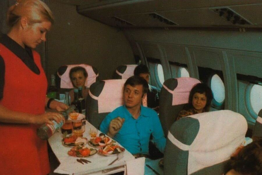 Так выглядел обед на борту, обратите внимание на закуски и напитки