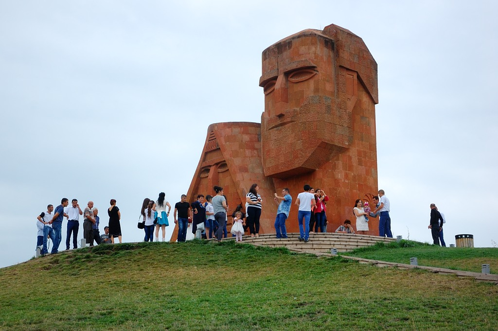 Сайты арцах. Арцах Степанакерт памятник папик Татик. Нагорный Карабах папик Татик. Татик и папик в Карабахе. Карабах памятник папик Татик.