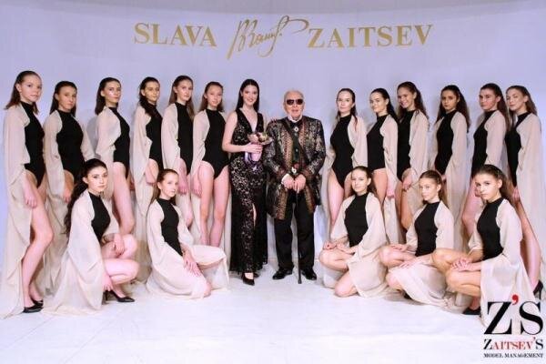 Елизавета Хлюпина в тёмном платье, слева от модельера Славы Зайцева