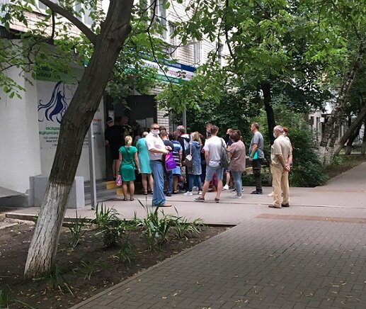 Очередь в поликлинику и никакой дистанции.