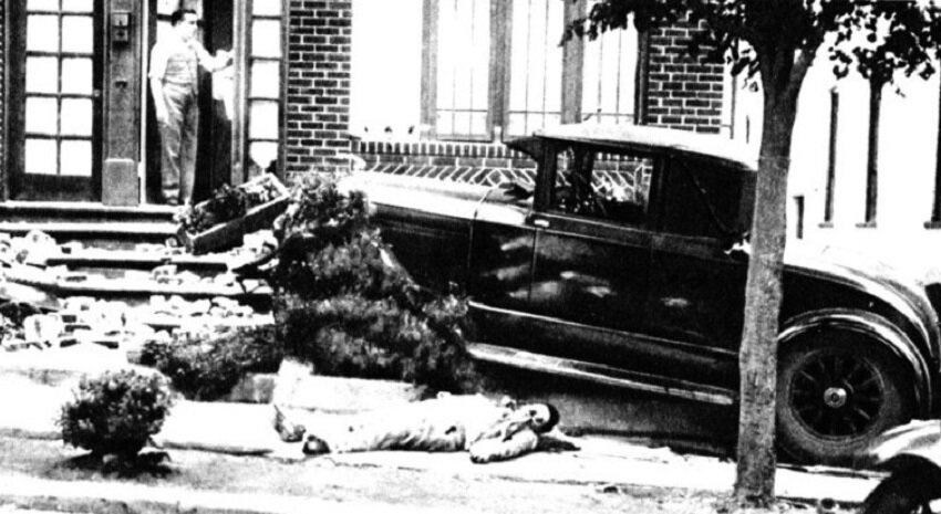 Тело Фрэнка лежит рядом с машиной