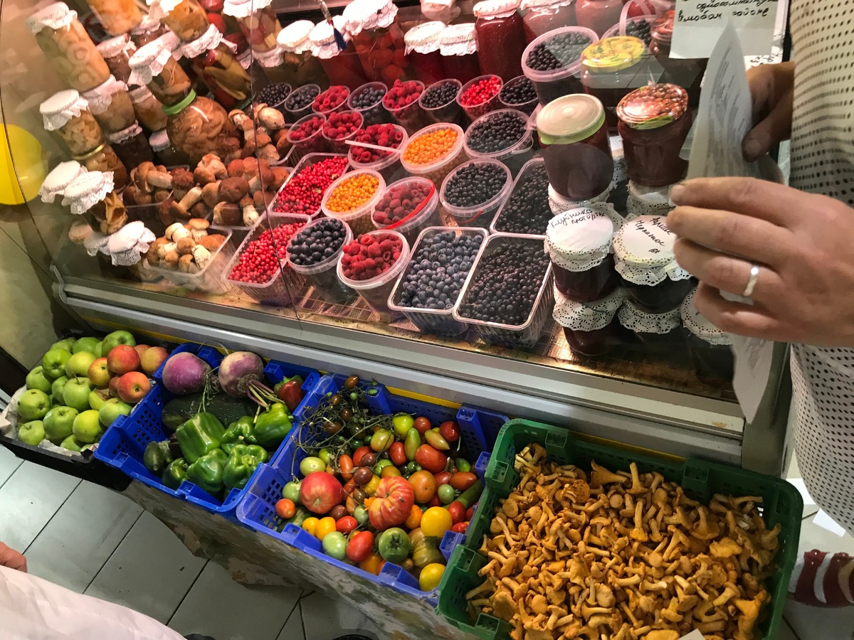 Точки с ягодами и грибами так и манят отведать даров природы