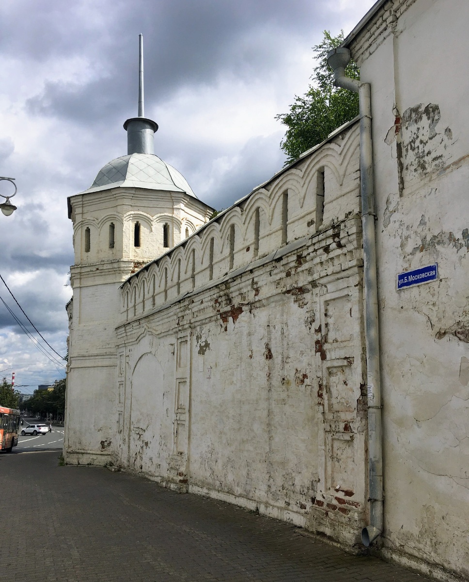 Всегда было интересно, неужели нельзя стилизовать таблички с названием улиц? 