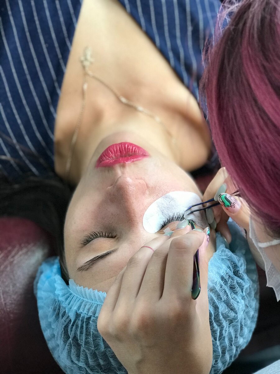 Процесс наращивания ресниц, страница в инстаграм @yurk_lashes