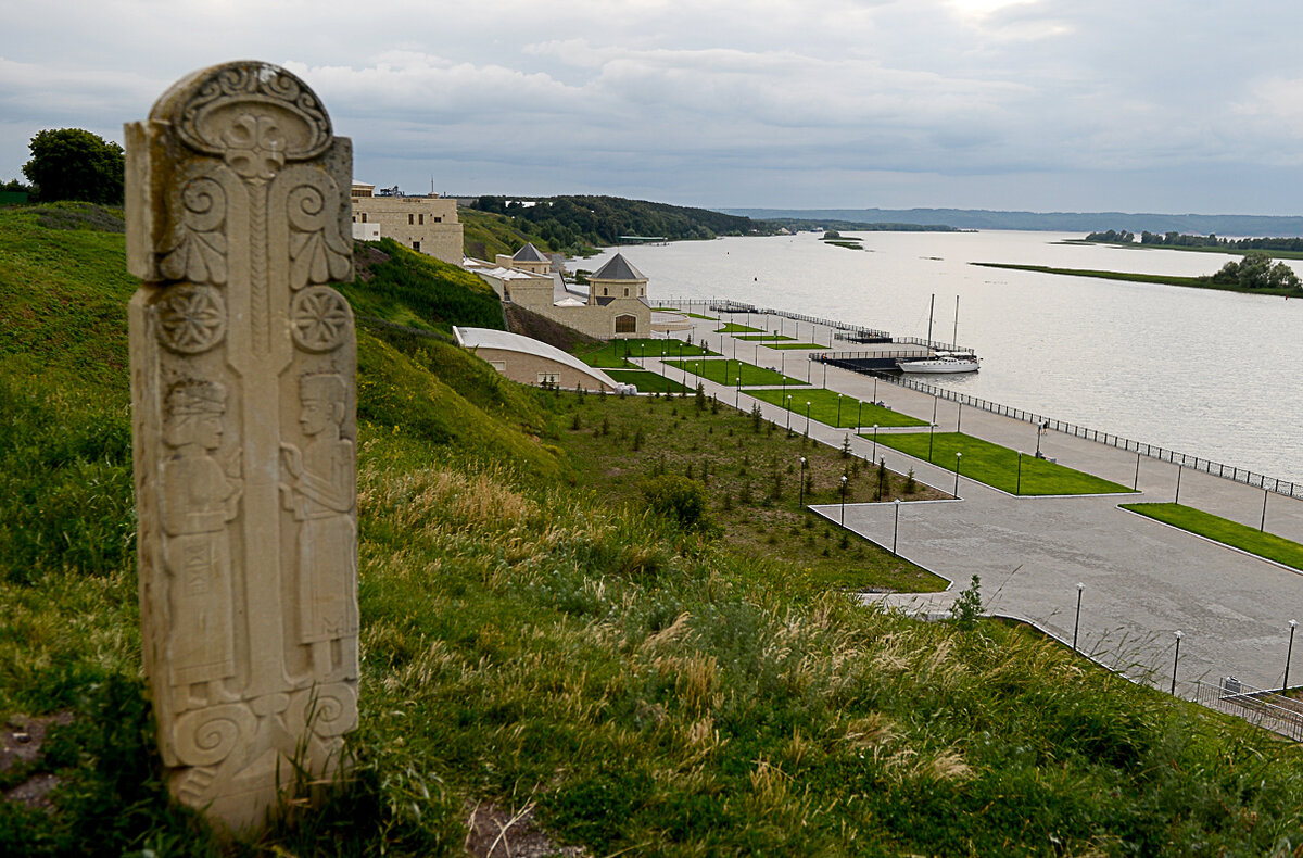 Архитектурное устройство Музея болгарской цивилизации довольно замысловатое. Входы организованы снизу, у реки, и вверху, на холме