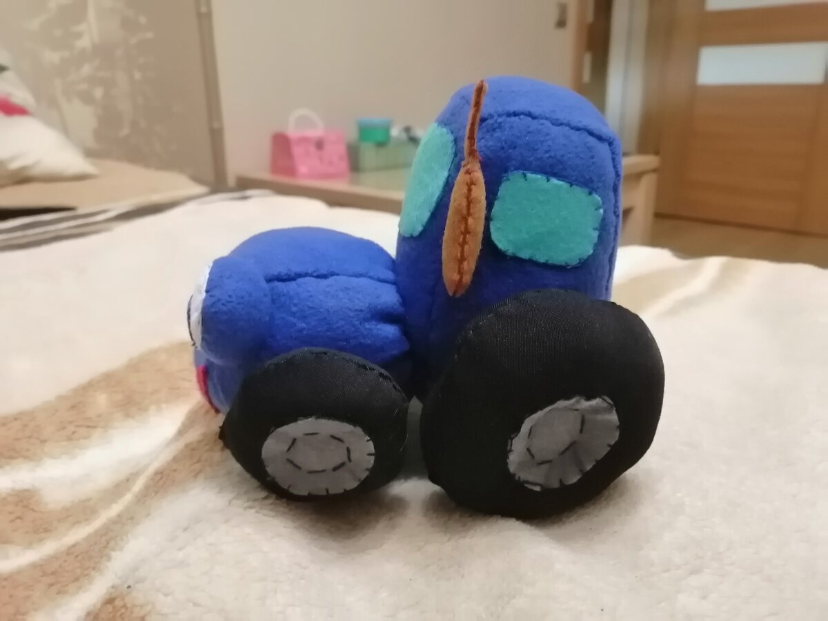 Элементы декора из фетра, основной материал флис.