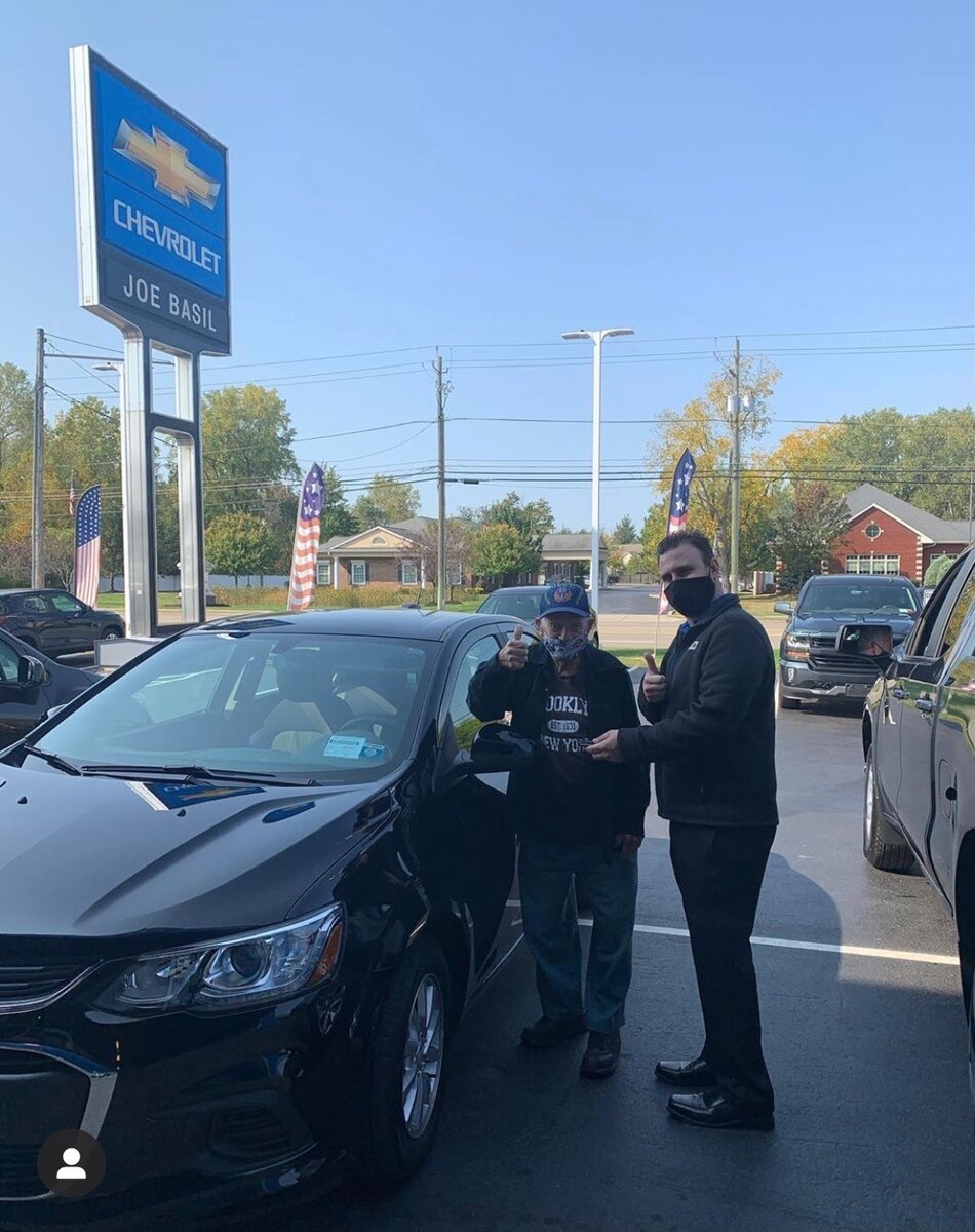 Вручение автомобиля Клинту Джонсону. Источник иллюстрации - Яндекс.Картинки