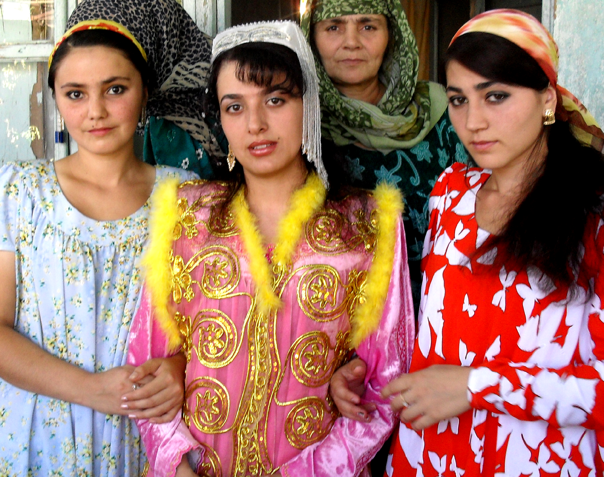 Таджички в праздничных нарядах