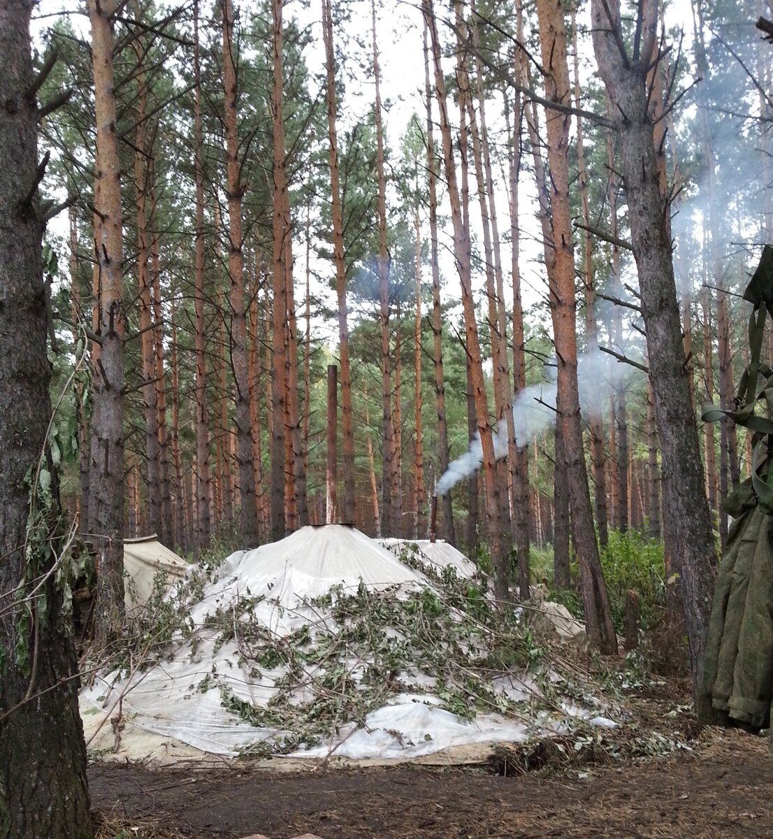 ЧУМ в полевых условиях. Слегка замаскированный, с растопленной буржуйкой