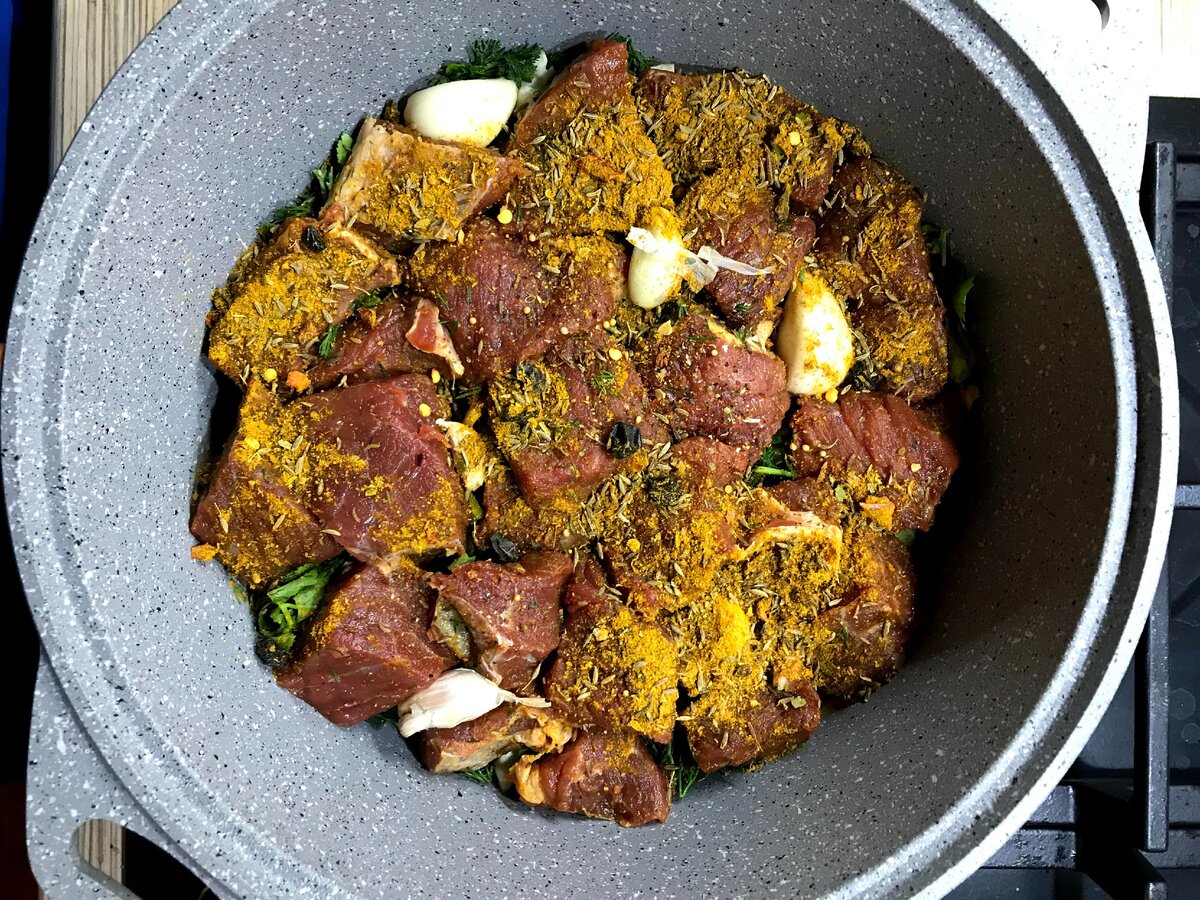 Мясо предварительно замаринованное, посыпанное специями и чеснок!