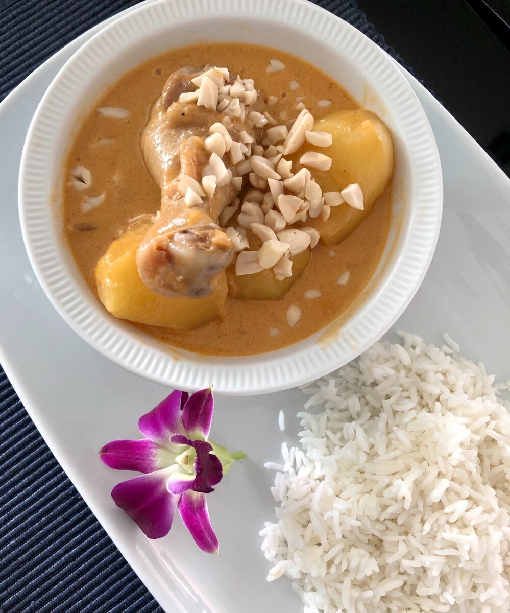 Массаман карри традиционно подают с рисом (фото автора)