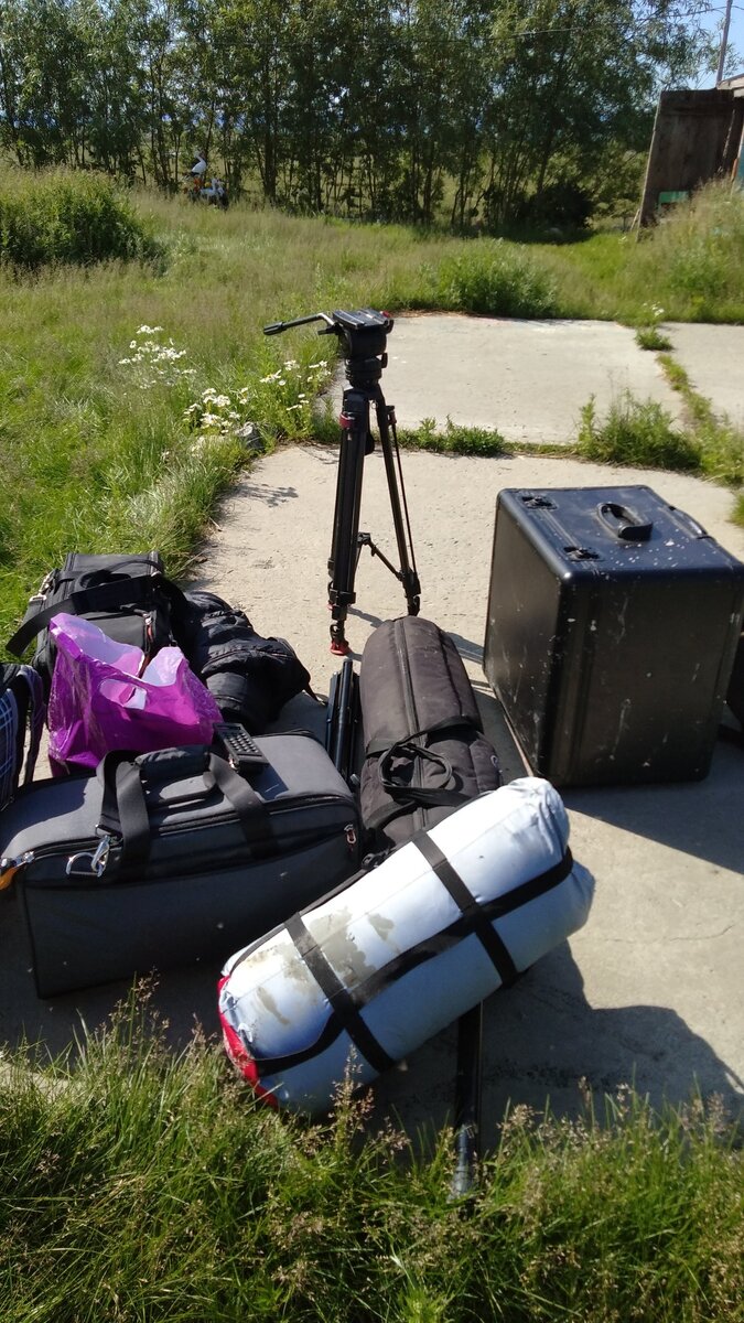 Наш багаж: съемочная техника и спальник обязательно. Это мы еще только добрались до поселка Лаборовая. Теперь на лодке до этностойбища "Земля надежды" в тундру. 