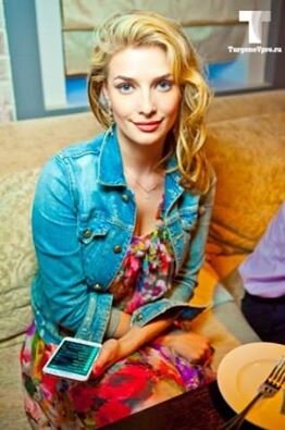 Романс "Грёзы,грёзы влекут". 
Краса!Краса!Улыбка блещет!
Смотрю в твои прекрасные глаза!
Я очарован,моя душа трепещет,
Я одинок,но верю в чудеса.

Сверкают губки милые твои,
Соблазняешь,в плен берёшь.
Я улетаю в мир любви,
Надежду безграничную даёшь.

Грёзы,грёзы влекут!
Грёзы ,грёзы вдохновляют!
Мечты мои зовут,
Музы меня озаряют!
Вижу нежные твои черты
Под блеском солнечных лучей;
Вижу идеал красоты,
Тебя вижу средь тёмных ночей.

Небо освещает наши страсти неземные;
Взгляд твой зовёт меня.
Мои чувства остужают дожди проливные,
Прекрасна,заманчива моя краса.

Искал в тебе я утешение,
Слова прекрасные ловил.
Пришло ко мне любви мгновенье,
Тебе я нежность подарил.

Грёзы,грёзы влекут!
Грёзы,грёзы вдохновляют!
Мечты мои зовут,
Музы меня озаряют!
Вижу нежные твои черты
Под блеском солнечных лучей;
Вижу идеал красоты,
Тебя вижу средь тёмных ночей.

Вижу нежные твои черты
Под блеском солнечных лучей;
Вижу идеал красоты,
Тебя вижу средь тёмных ночей.

05.10.2014 год.