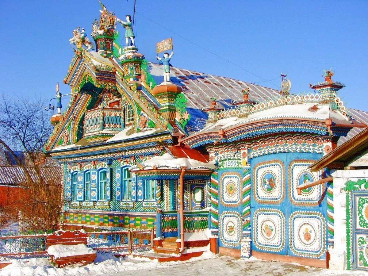 Этот дом победил во всероссийском конкурсе самодеятельного деревянного зодчества (1999г.)