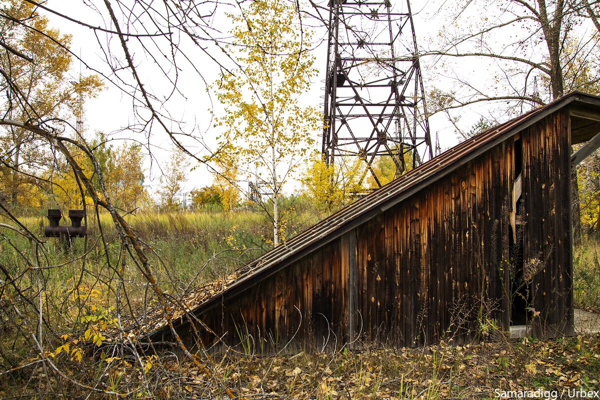 Один из нескольких сходов в сооружение