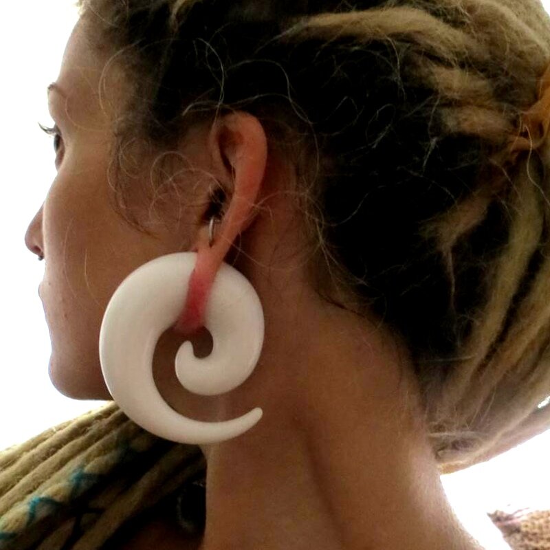  О тоннелях: от и до. Как проходит процедура, материал, возможные последствия
Приветствую, уважаемый читатель.
В этой статье я хочу рассказать о таком необычном аксессуаре как тоннели. Поделюсь своим опытом, как это всё проходит и чего стоит ожидать от столь нестандартного для людского глаза украшения.
Что ж, в тоннели я влюбилась в тринадцатилетнем возрасте. Что-то было в них притягательное и красивое, но вот мой круг общения моего мнения не разделял. Я начала взвешивать всё "за" и "против". Остановилась на том, что пока буду пользоваться "обманками". 
"Обманки" - это те же серёжки, которые мы носим в повседневной жизни. Только вот отличие "обманок" от серёжек заключается в том, что это аналог тоннелей. То есть пользоваться ими можно как обычными серёжками, а свиду это как натуральные тоннели, так и не скажешь, что они вовсе не настоящие. С ними я проходила вплоть до восемнадцати лет. Впервые за такой длинный промежуток времени у меня действительно появилась возможность сделать себе настоящие тоннели без обмана зрения, так скажем. 
День X. 
Прихожу в профессиональную студию предназначенную именно для проведения подобных процедур. Меня приглашают на медицинскую кушетку. Ах да, у меня низкий болевой порог. Очень. С этим фактом я даже не знала, чего стоит ожидать от процедуры, но уж точно не цветочков и бабочек. 
Перед всей "экзекуцией" мочку уха обрабатывают специальным средством что-то в роде "мирамистина". После наступает самый неприятный этап процедуры: в мочку уха вставляется растяжка в форме конуса. Сразу появляется ощущение того, что тебе режут всё ухо без всякой анестезии. В положении лёжа ты лежишь минуту-две, а после мастер переходит к другом ухо и совершает те же действия. 
Саму процедуру с лёгкостью можно пережить, если настроиться на нужный лад, что очень важно!
1-3 День после процедуры: Открытая рана, мои поздравления. Тоннель мне трогать запретили, что само собой понятно, исходя из выше предоставленного фактора. Мочить, конечно, тоже нельзя. Что касаемо болевых ощущений, а это: сильная пульсация, мочка буквально разрывается адским пламенем, первый день после процедуры я с большим трудом заснула, о чём, кстати, предупредил заранее мастер. Да, спать сразу после таких издевательств над ухом не получится. 
4-15 День после процедуры: Боль всё также есть, но она уже не столько заметна, сколько её было на начальных этапах. Мочку обязательно каждый день обрабатываем хлоргексидином или мирамистином по несколько раз в день. Дневное и вечернее время.
15-30 День после процедуры: Боль сходит на "нет". Про обработку всё также не забываем. Теперь я стала полноправным обладателем тоннелей, а чего только стоило мне пережить...
МАТЕРИАЛ. 
К материалу стоит подойти очень серьёзно, ведь если брать тоннели, то можно столкнуться с  не самой приятной совокупностью факторов. 
При растягивании мне устанавливали АКРИЛОВЫЕ тоннели. Они довольно бюджетные, каждому по карману. Носить их легко и приятно. Большой спектр дизайнов. Самый неприятный момент такого вида тоннелей - своеобразный запах. У них часто присутствует неприятный запах, порой даже сильный и стойкий. Проблематичная стерилизация. Носка возможна при любой температуре.
СТАЛЬНЫЕ тоннели. Для меня они абсолютные лидеры среди всех. Прекрасное качество, прочность, отсутствие запахов. Высокая цена на них и их ощущаемость на ушке. Не рекомендуется носить их в стойкий мороз, иначе ушки познают всю горесть холодной погоды на себе.
СИЛИКОНОВЫЕ тоннели. Силикон ни в коем случае не рекомендуется устанавливать сразу после процедуры из-за открытой раны, разумеется. 
И опять же: неприятный запах и невозможность стерилизации. Что касается плюсов: они очень мягкие и приятные в носке, хоть спи с ними. Цена на силиконовый вид весьма доступная. Носка возможна при любой температуре.
ДЕРЕВЯННЫЕ тоннели. За такой вид я несомненно ставлю ему плюс в силу его натуральности. Самой же не доводилось стать обладательницей "деревяшек". Но все мы знаем, чем натуральнее продукт, тем дороже он будет, то же самое касается и деревянных тоннелей. 
Бывают ещё таких ситуации, когда проходит несколько дней после процедуры, обладатель украшений спит, утром просыпается, а тоннель чудесным образом сполз с мочки уха. Вывалился, провалился, отвалился ине вставляется больше. Не стоит впадать в панику. Покупаем вазелин, смазываем место прокола и аккуратно без лишних движений вставляем тоннель. При крайних случаях следует обратиться к специалисту и ни в коем случае не травмировать ухо. Последствия могут быть самыми печальными.
Самое главное - вовремя оказывать помощь уху. Несомненно после всего пережитого им начинается регенерация, человеку в это время следует оставить в покое ухо и обрабатывать его согласно установленным нормам. Своевременная обработка - залог успешного выздоровления всего уха. 
Благодарю за Ваше внимание! Я поделилась своим опытом, мнением и взглядом на вышеперечисленные вещи. Не судите строго, моя первая статья. :)
Хорошего Вам дня!



