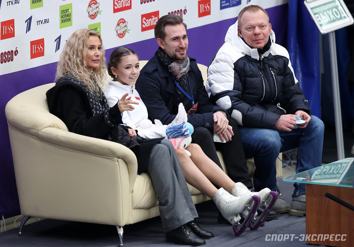 Вчетвером комфортно разместились на диванчике в ожидании оценок Этери Тутберидзе, Камила Валиева, Даниил Глейхенгауз, Сергей Дудаков. Фото: Фёдор Успенский