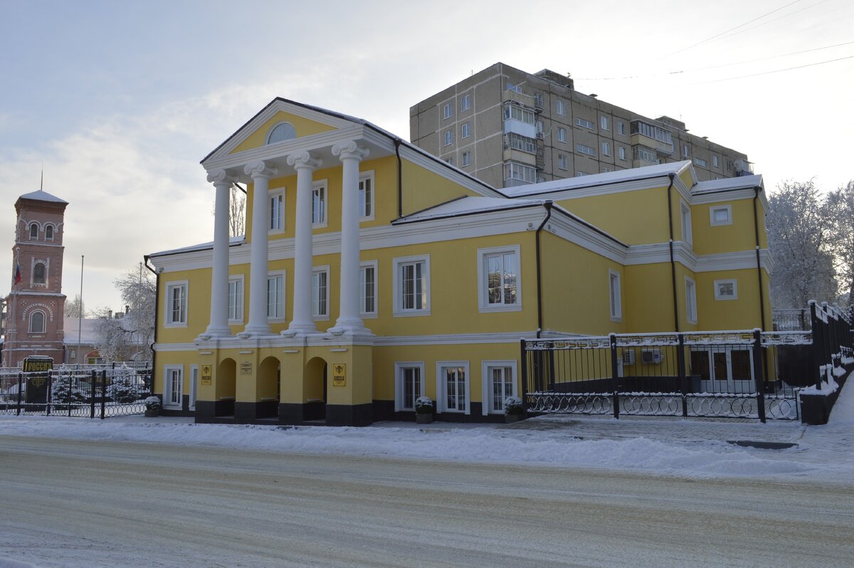 Жилой дом Матвеева-Сидорова 1800-1826 г. в первой половине 19 века был перестроен и пожертвован под детский приют. В годы перестройки был заброшен, в 2015 году восстановлен и сейчас в нем  расположена гостиница "Россия"