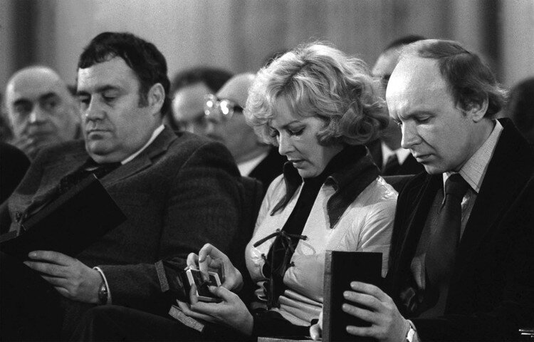 Эльдар Рязанов, Барбара Брыльска, Андрей Мягков за работу над фильмом получили Государственные премий . На церемонии Эльдар Рязанов сказал: "Мне приятно, что наконец удалось рассмешить комитет по премии. Мы, комедиографы нашей страны, пытались это сделать много лет, но до сих пор нам это не удавалось. Надеюсь, что теперь брешь пробита и теперь каждый год какая-нибудь комедия будет удостаиваться этой высокой награды." - Источник фото: ИТАР ТАСС