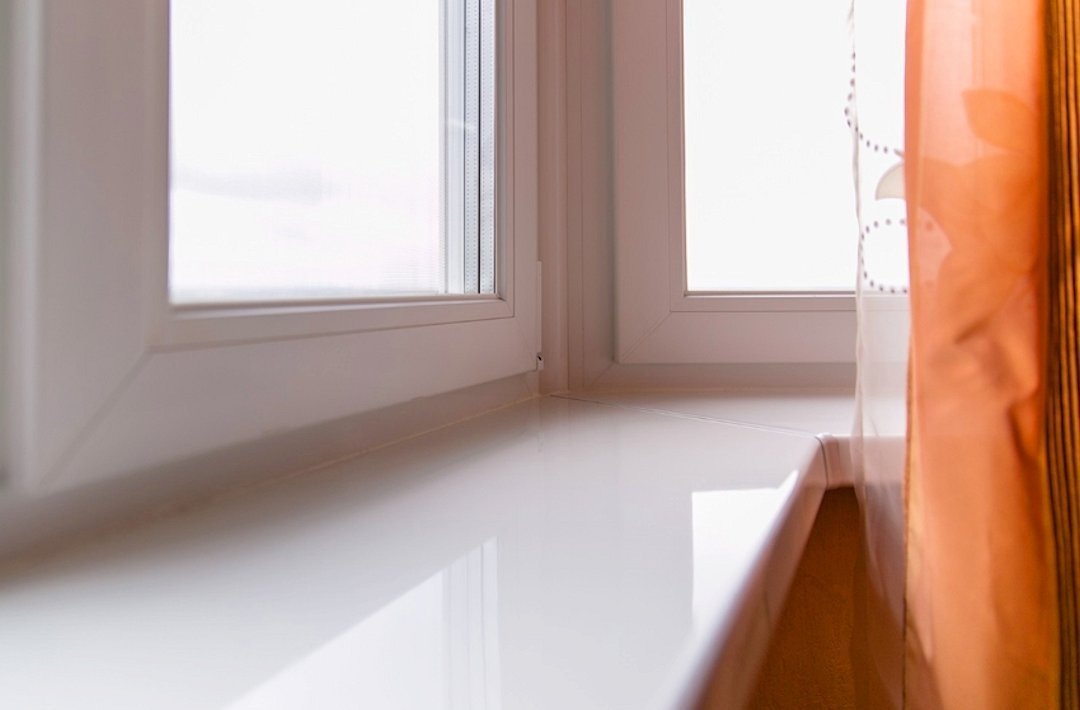 белый классический пвх подоконник  (фото с сайта oknakey.ru)