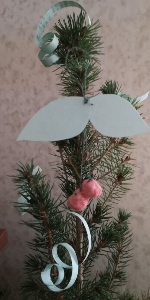 Самодельные ёлочные игрушки из тетрадных листов и ваты. Фото автора
