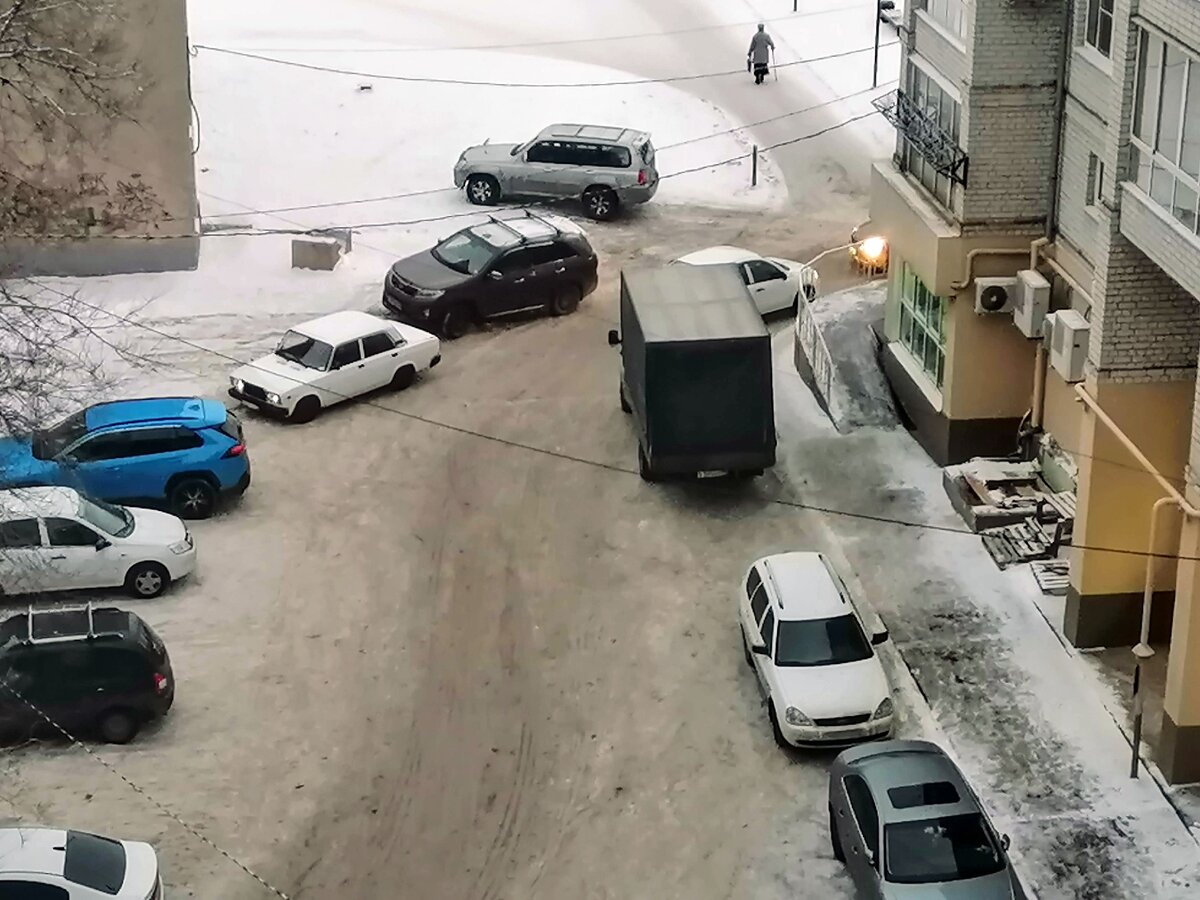 Вверху белая машина и Киа (только фары видны). Стояли минут 20, выясняя кто круче и кто уступит.