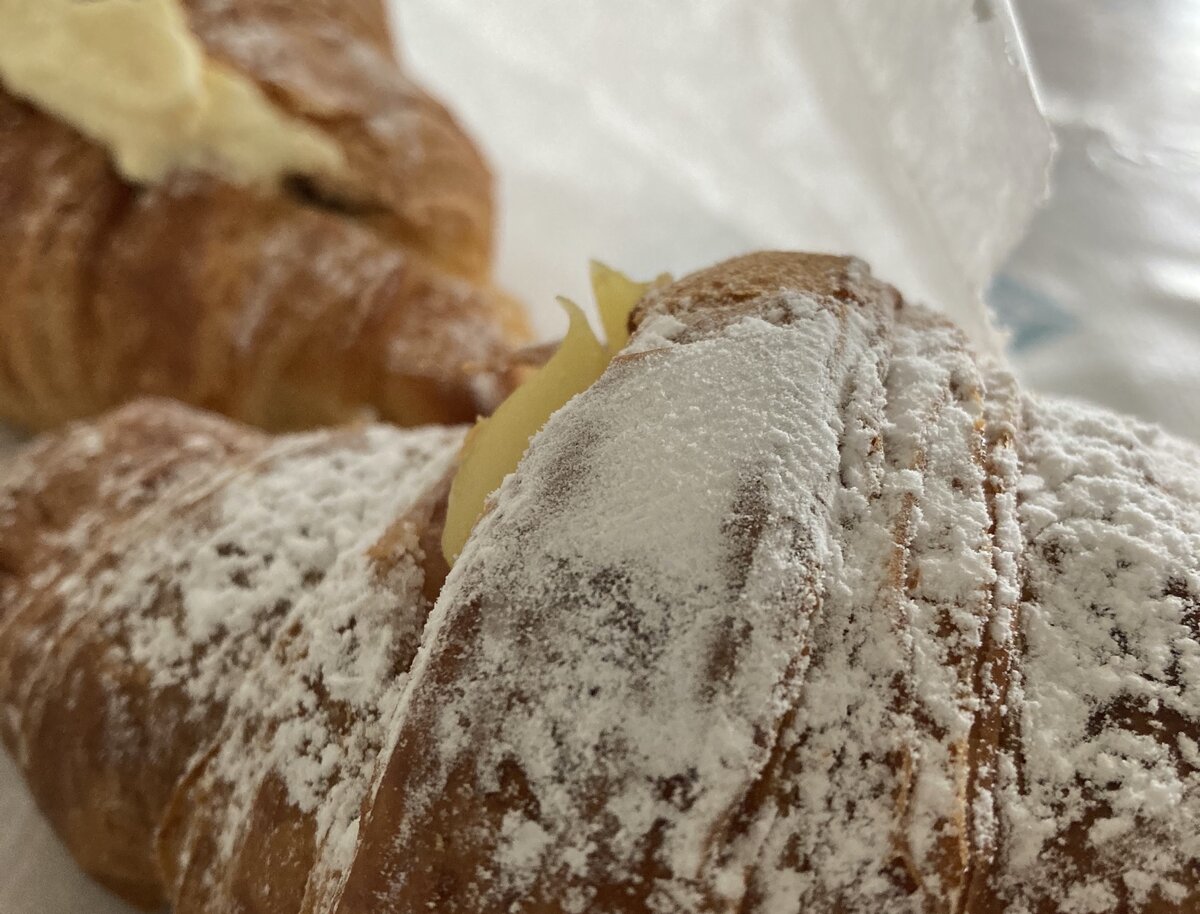 утренняя бриошь к кофе – даже когда почти всё запрещено и взять можно лишь "с собой" (фото – Piano Piano)