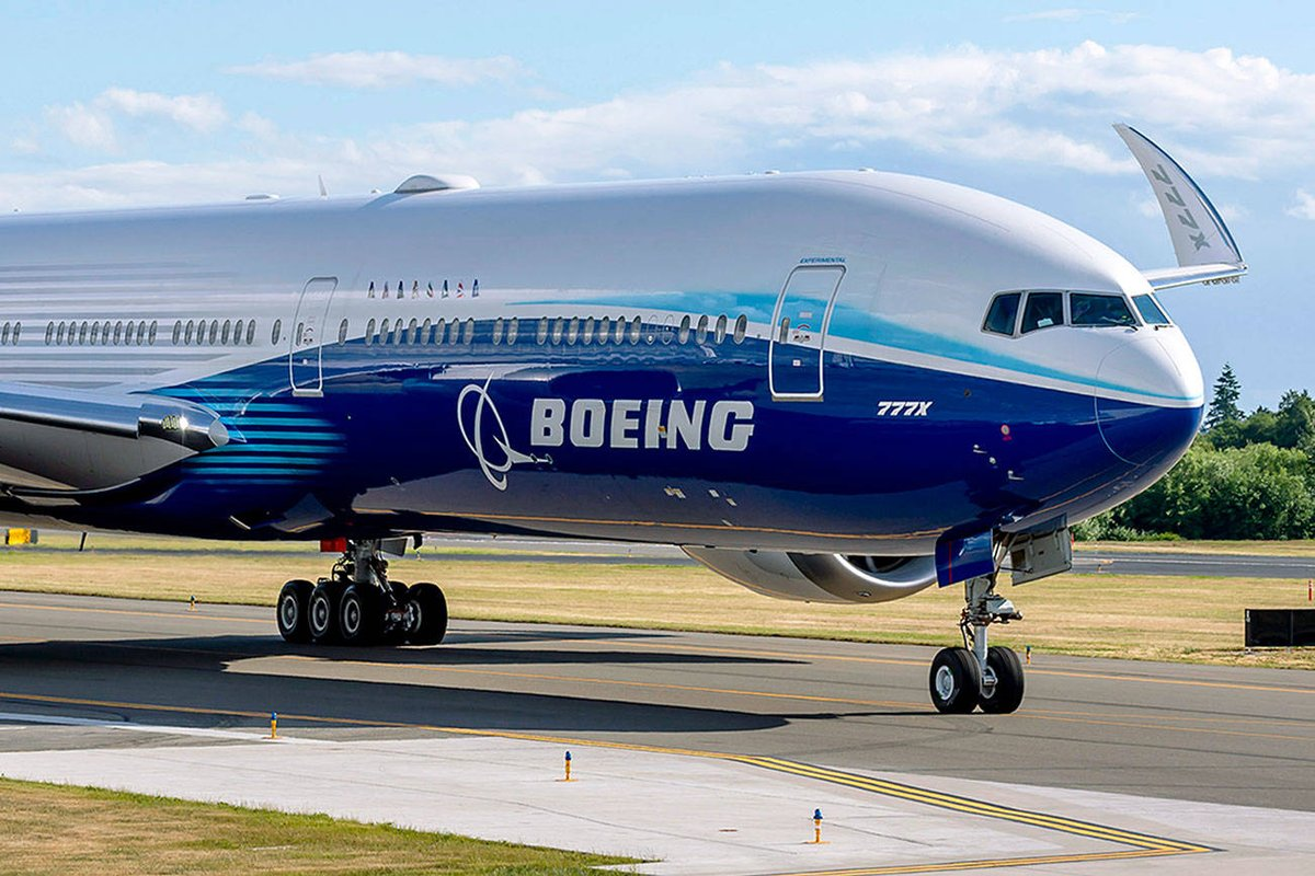 Боинг года выпуска. Боинг 777 Дримлайнер. Боинг 777 последняя модель. Самый большой Боинг пассажирский 777. Boeing 777 новый