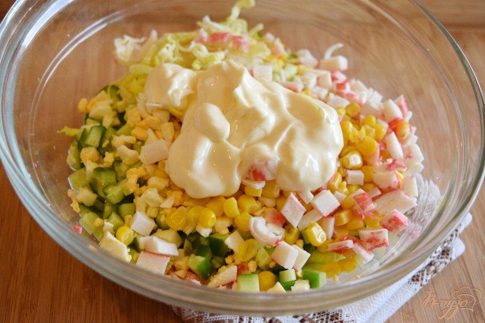Салат с крабовыми палочками и кукурузой и яйцом и огурцом рецепт с фото пошагово