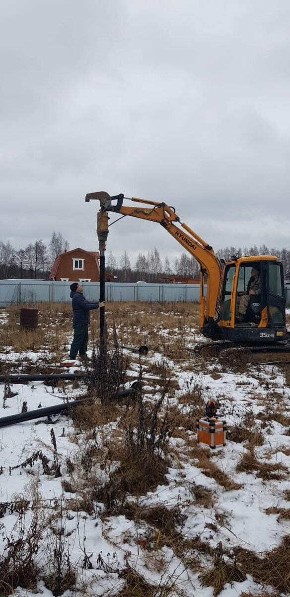 Приехала техника закручивать сваи