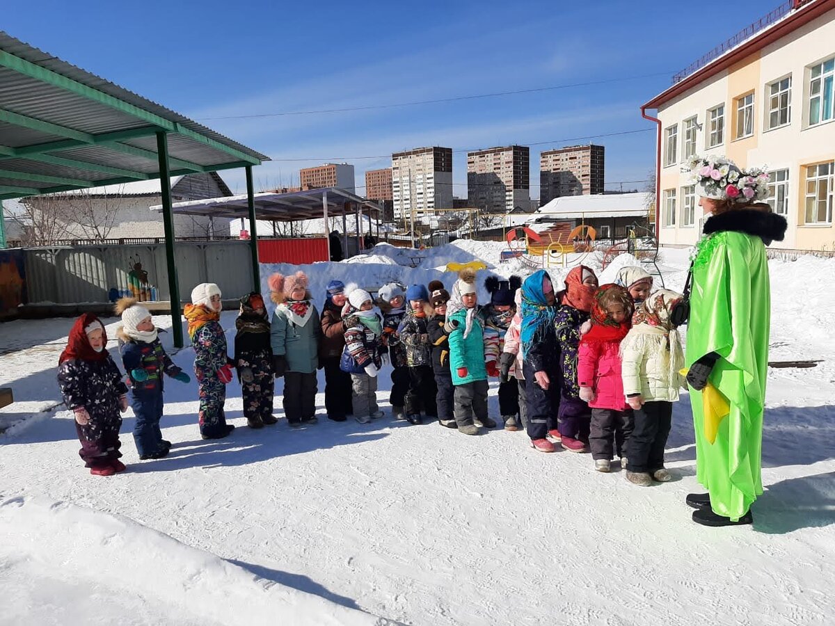 Воспитатель проводит для детей "Праздник Масленицы"