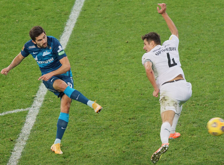 Спорт энд. Прихлопнуть футбол.