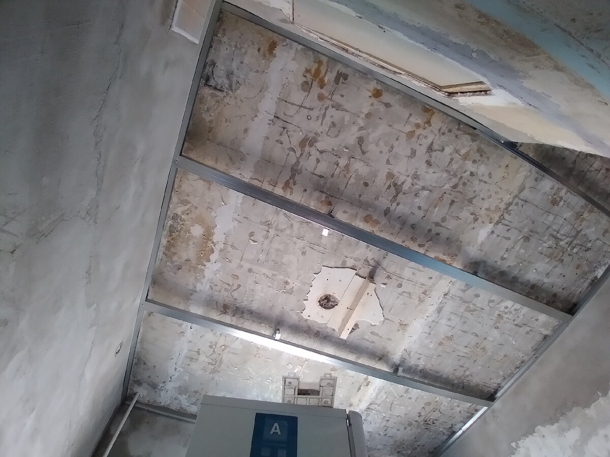 Подвесной потолок из панелей ПВХ — фото всех этапов монтажа