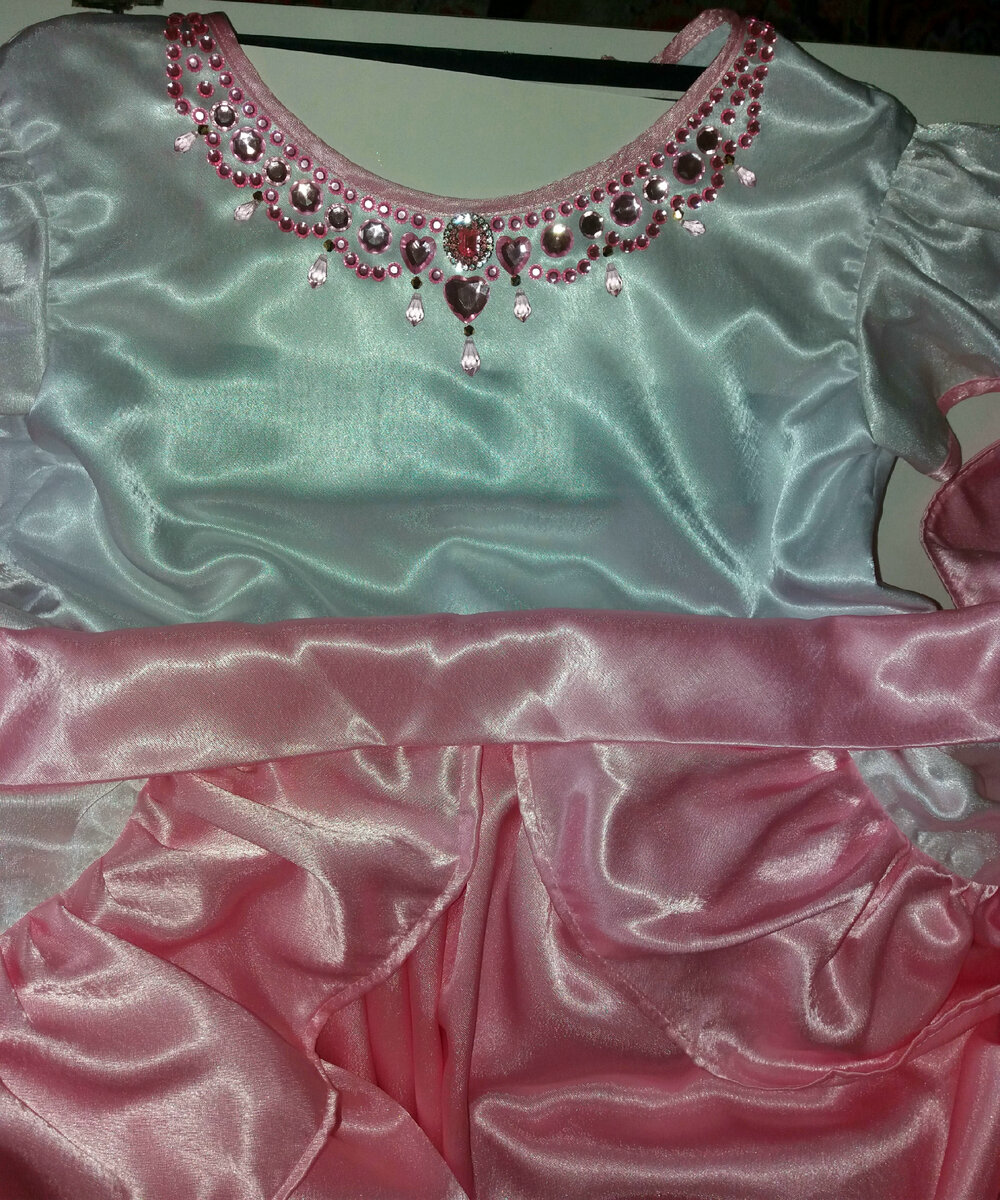 Под ткань проложила книгу с картоном, что бы при использовании клея не испортить спинку платья. 