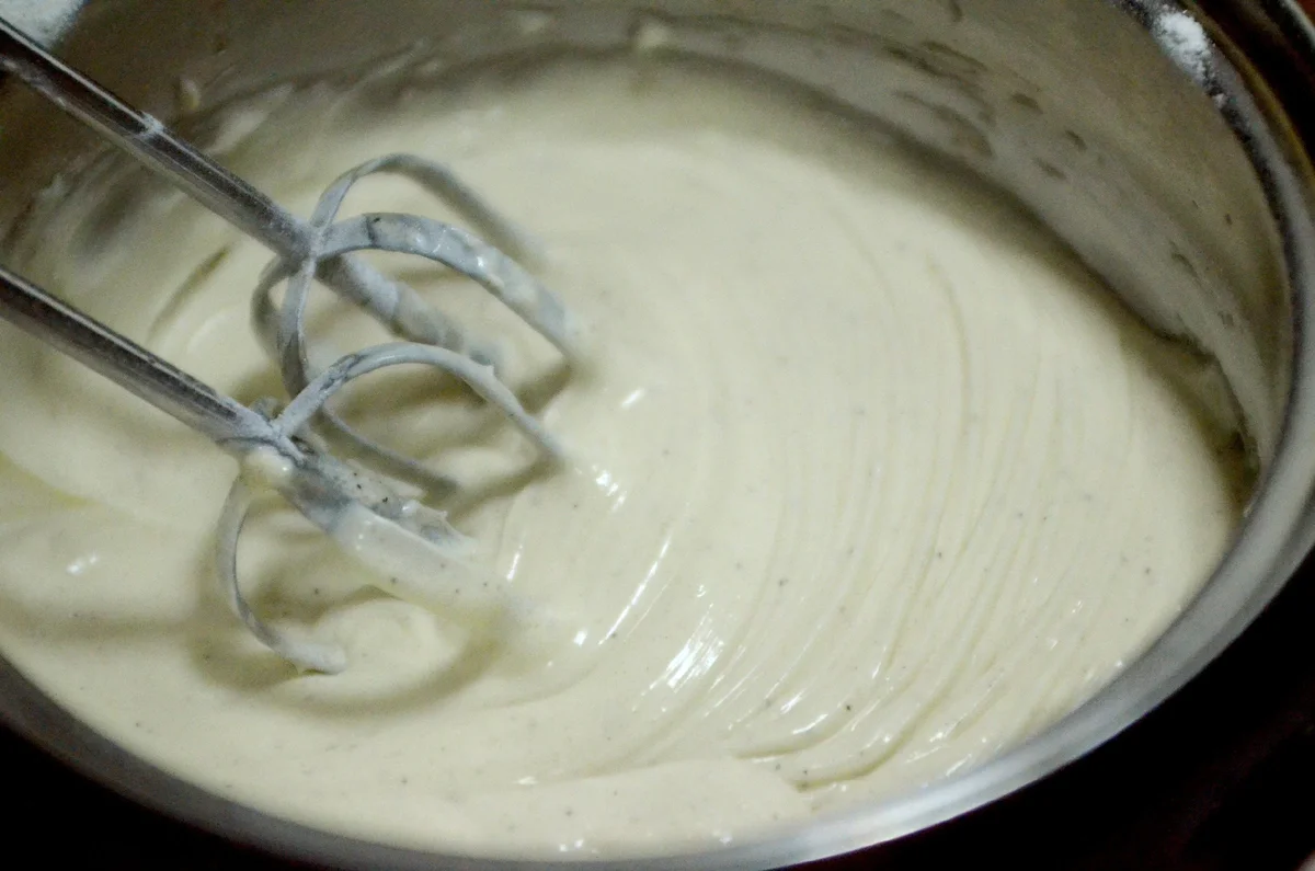 Тест приготовление кремов. Сметанный крем для торта в домашних. Густой сметанный крем. Крем из домашней сметаны для торта. Взбитая сметана.