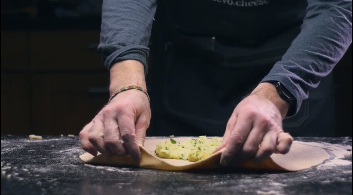 Закрытый пирог с картофелем и сыром Шереметьевский.