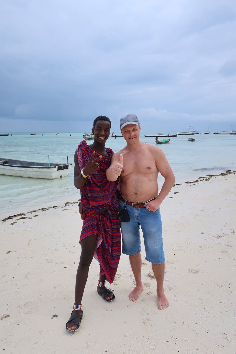 Автор статьи и парень из племени Масаи на острове Занзибар. Танзания.