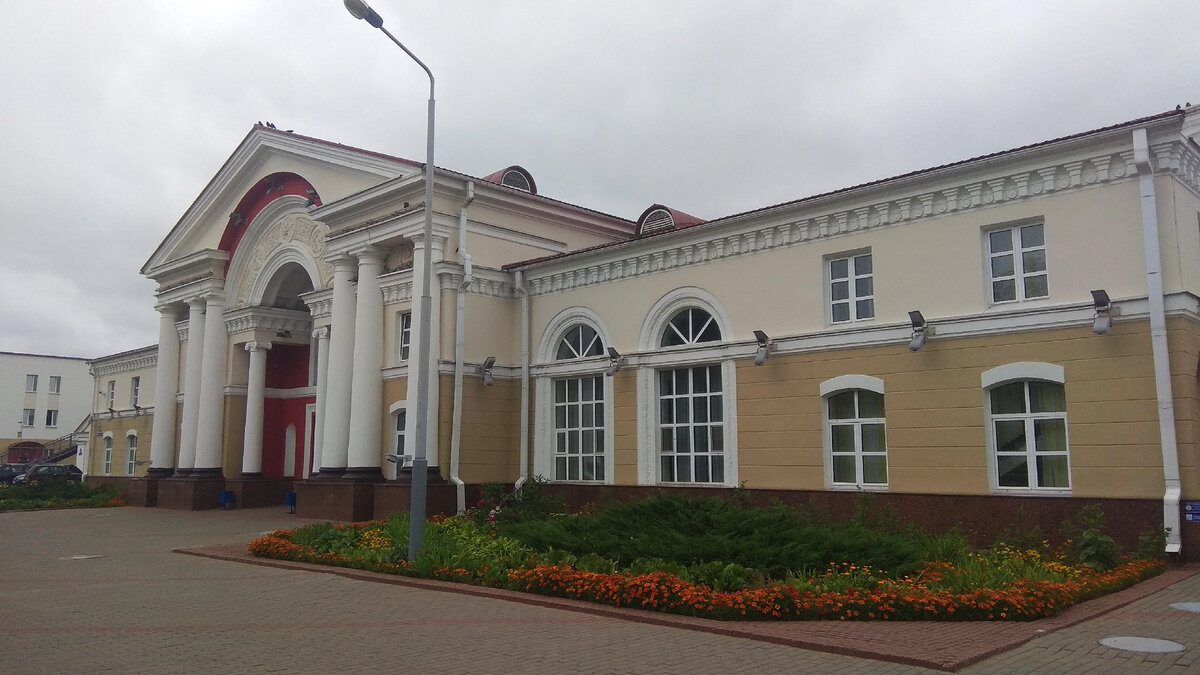 Старое здание вокзала со стороны городской площади. 