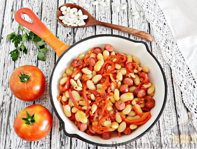 фасоль белая, лук репчатый, перец болгарский красный, помидоры, чеснок, лавровый лист, перец чёрный горошком, колбаски, специи, перец чёрный молотый, соль, масло растительное