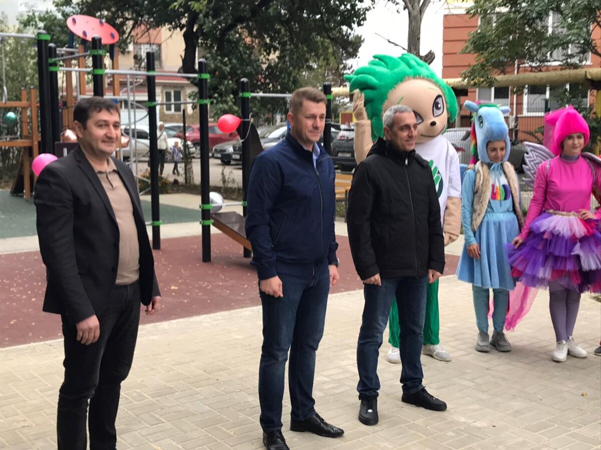 На открытии присутствовали глава городской администрации Симферополя Валентин Демидов и генеральный директор ГК "Монолит" Якуб Асанов