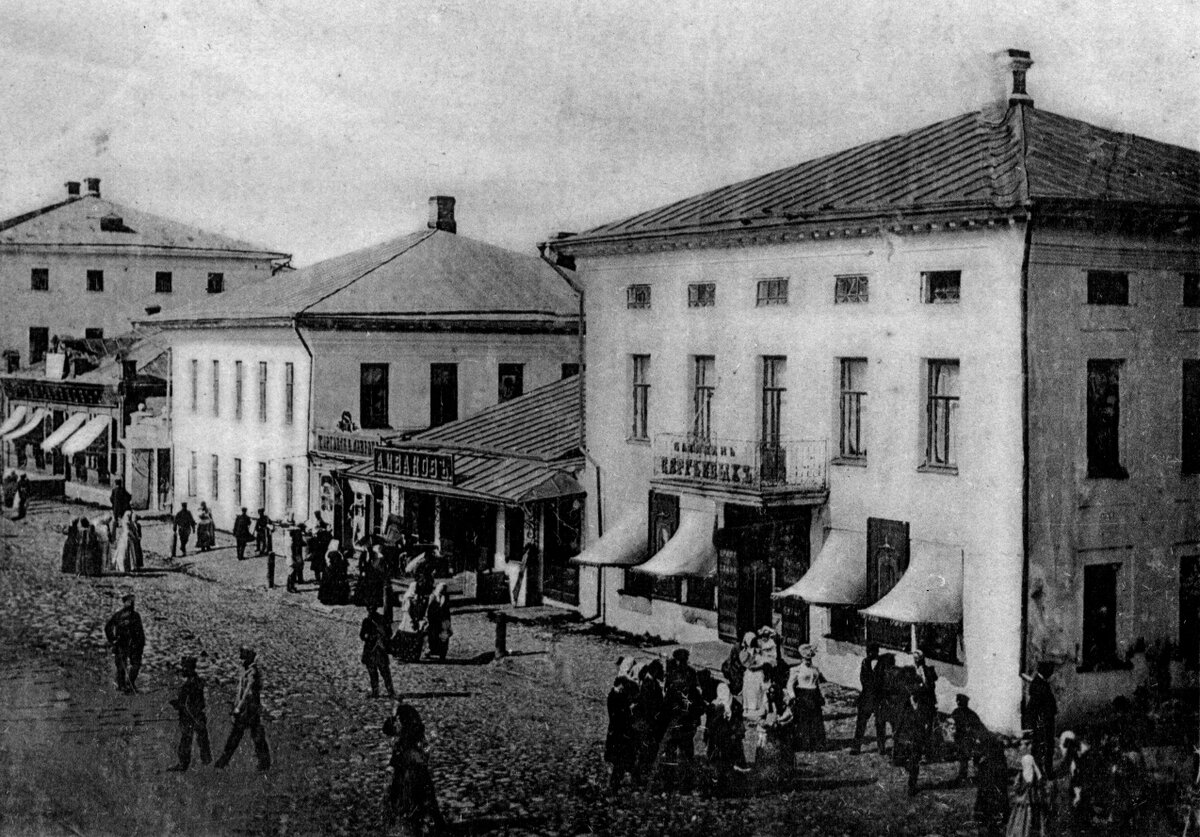 Бежецк. Постоялая улица. Издание П.Ф. Рудакова. До 1905 г. На балконе над входом в здание видна вывеска «Магазин Сергеевых». 