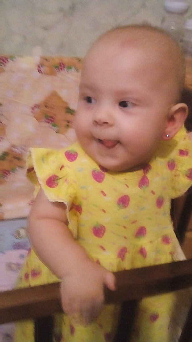 Фото сделано сразу после процедуры прокалывания ушей. Насте 6 месяцев.