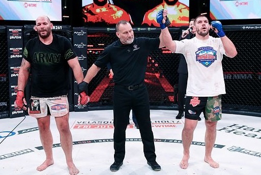 Буквально в последнем своем поединке Энтони Джонсон дрался за титул временного чемпиона Bellator в тяжелом весе, который американец проиграл по очкам россиянину Валентину Молдавскому. Источник: sherdog.com