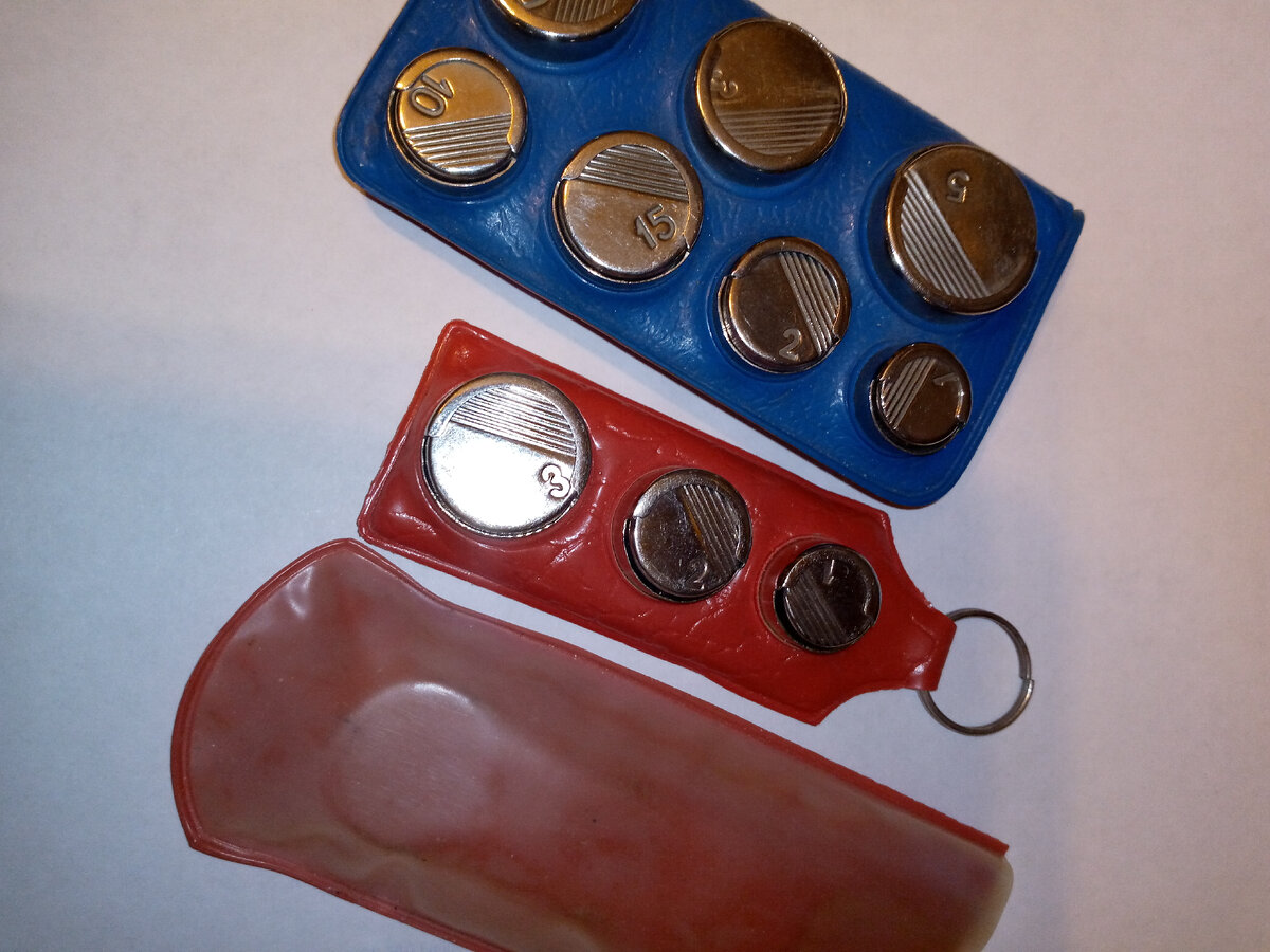 Кошелёк и брелок в чехле.