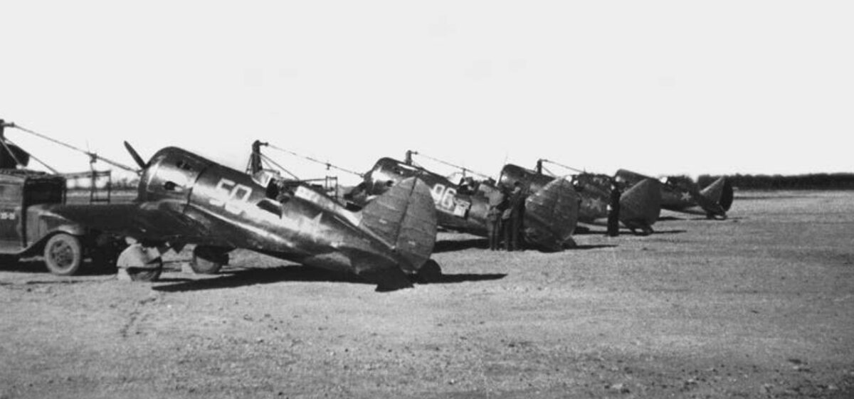 Истребители И-16 на аэродроме Бычье Поле в Кронштадте. Август 1942 года