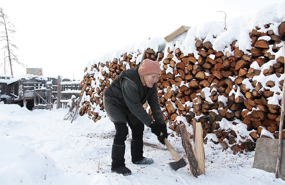 Опять зима. Опять мороз и надо топить печку... 