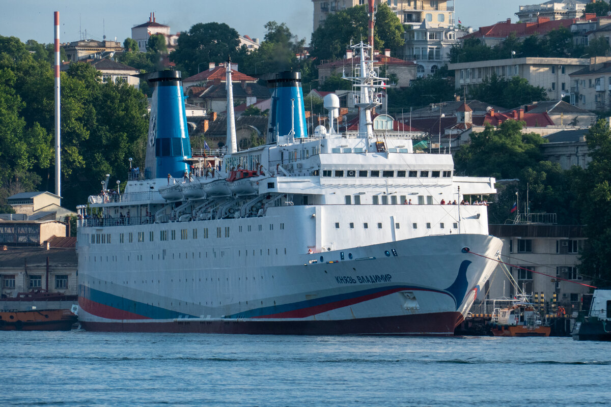 теплоход КНЯЗЬ ВЛАДИМИР у Графской пристани в Севастополе. Фото из личного архива.