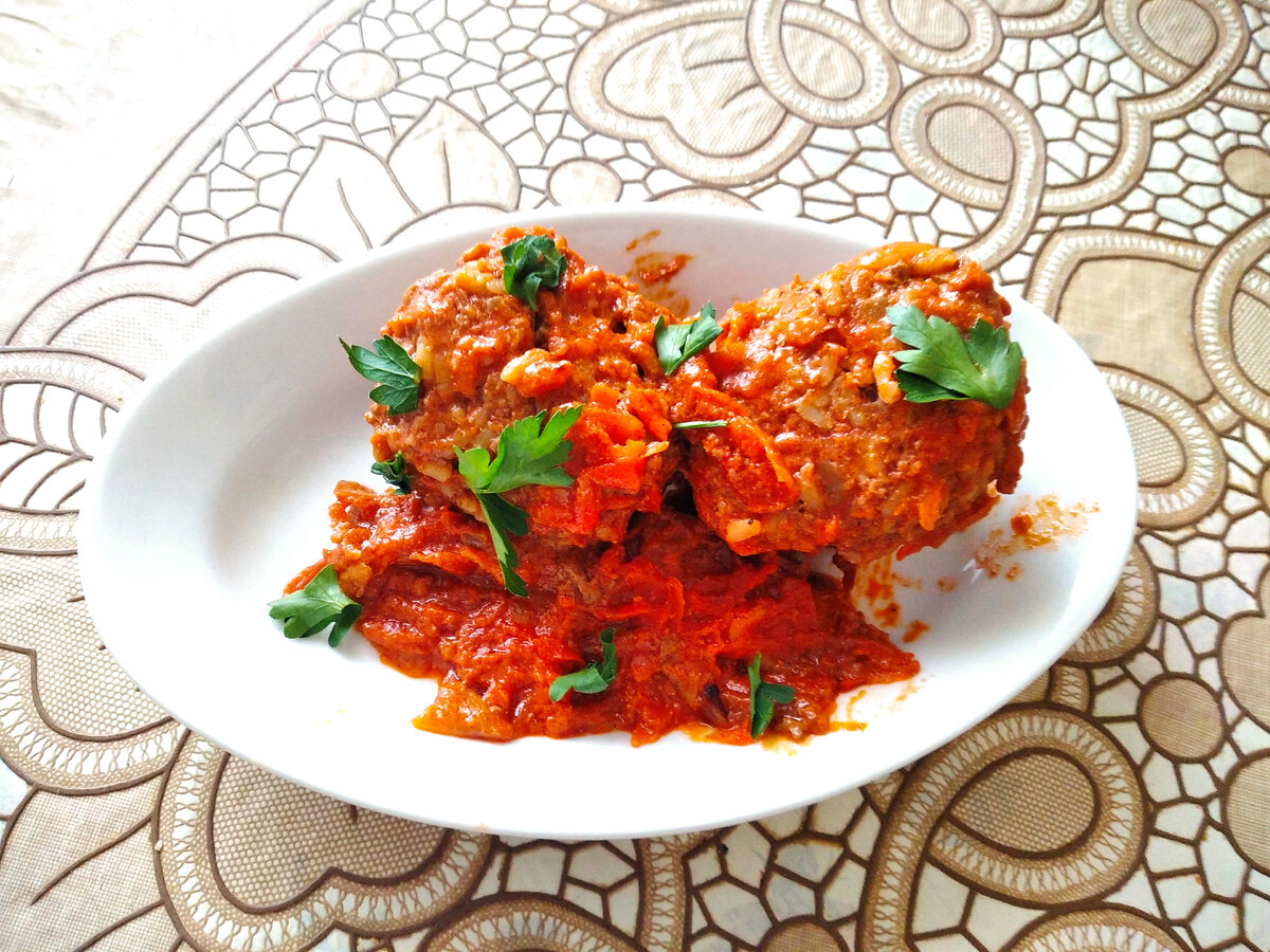 Готовые тефтели с рисом и соусом. Фото автора oldp0var.