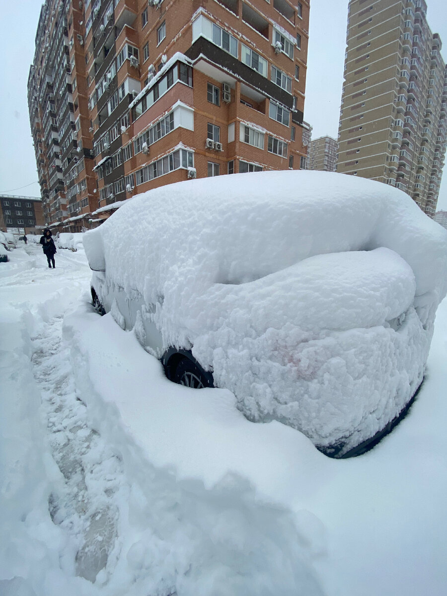 Так выглядела во дворе любая машина, впереди еще сугробы, которые надо как-то утоптать.
