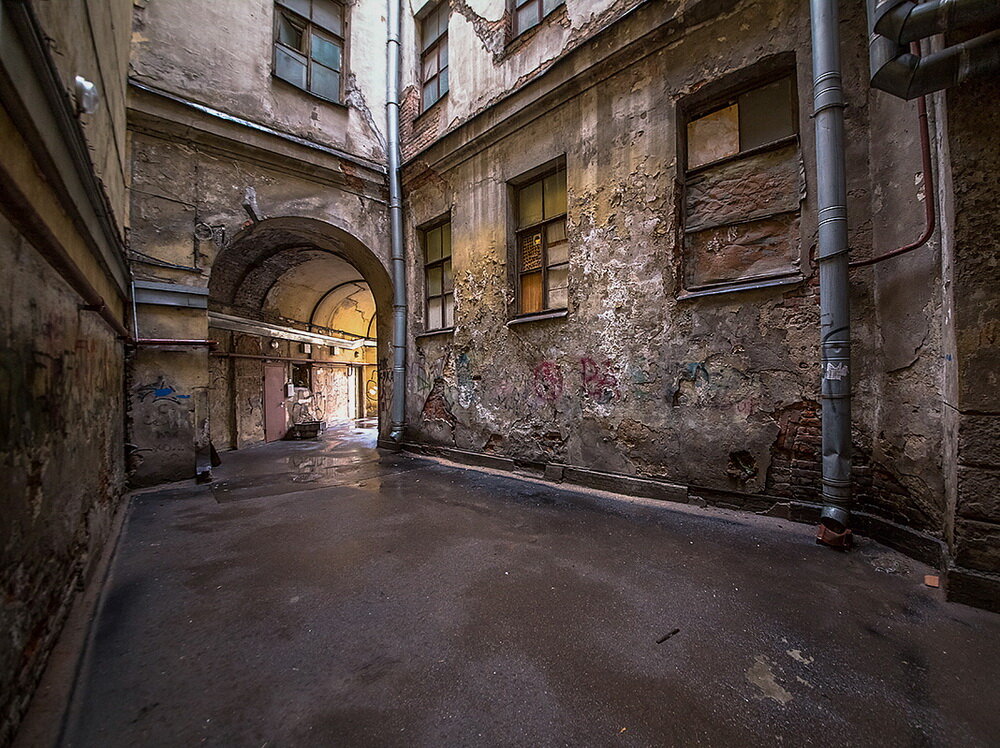 Переулок города. Заброшенный переулок Санкт Петербург. Закоулки Питера. Заброшенные переулки Москвы. Подворотни Питера.